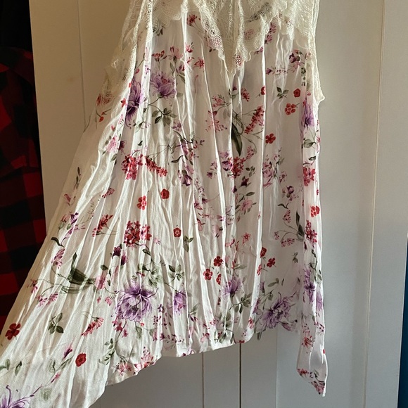 TORRID 
2X FLORAL PRINT LACE INSET CREPE TANK TOP - Picture 3 of 6